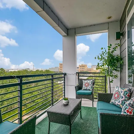 Beautiful Condo On Riverwalk W King Ste Free Parking Pet Friendly Centrally Located On The Riverwalk